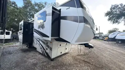 2021 Crossroads Redwood Fifth Wheel RW3981FK photo 2