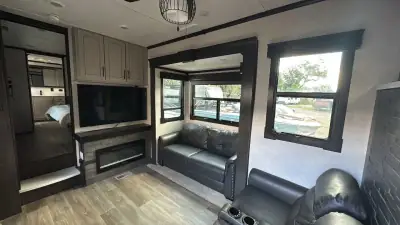 2021 Crossroads Redwood Fifth Wheel RW3981FK photo 12