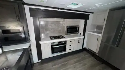 2021 Crossroads Redwood Fifth Wheel RW3981FK photo 16