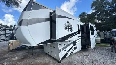 2021 Crossroads Redwood Fifth Wheel RW3981FK photo 3