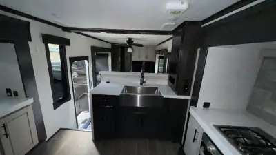 2021 Crossroads Redwood Fifth Wheel RW3981FK photo 19