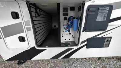 2021 Crossroads Redwood Fifth Wheel RW3981FK photo 5