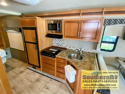 2016 Fleetwood Flair 29T photo 11