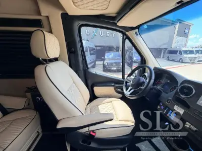 2024 Midwest Automotive Designs Luxe Cruiser D4 photo 18