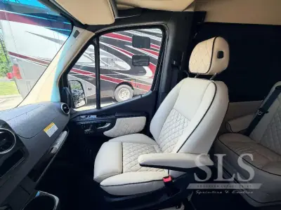 2024 Midwest Automotive Designs Luxe Cruiser D4 photo 17