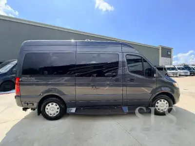 2024 Midwest Automotive Designs Luxe Cruiser D4 photo 2