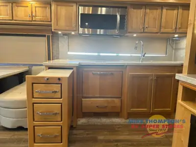 2022 Tiffin Motorhomes Allegro RED photo 18
