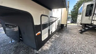 2017 Heartland Road Warrior FW TH 429RW photo 4