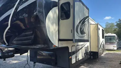 2017 Heartland Road Warrior FW TH 429RW photo 2
