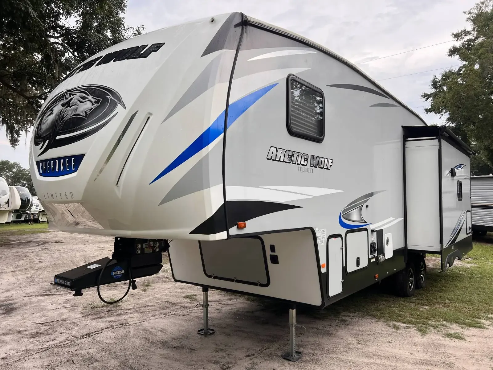 2020 Cherokee ARCTIC WOLF 291RL exterior