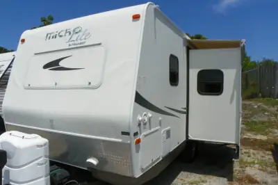 2015 Forest River Flagstaff Micro Lite 21DS photo 3