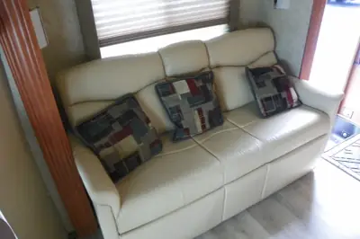 2010 Monaco MONTCLAIR 252DS photo 6