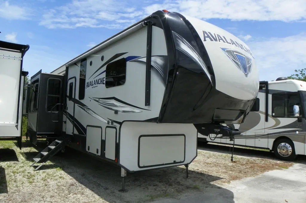 2019 Keystone Avalanche 366MB exterior