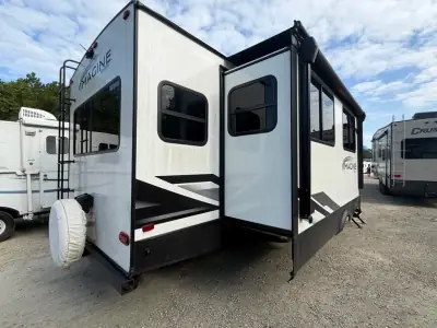 2022 Grand Design IMAGINE 2970RL photo 4