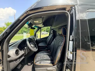 2020 First Class Customs Ultimate Business Class Sprinter photo 9