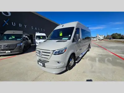 2024 Midwest Automotive Designs Luxe Cruiser D6 170EXT photo 2