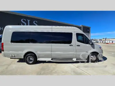 2024 Midwest Automotive Designs Luxe Cruiser D6 170EXT photo 5