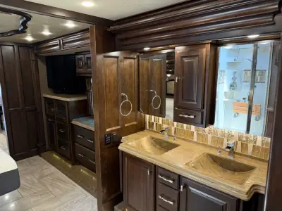 2017 Tiffin Motorhomes 45OPP photo 20