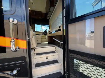 2017 Tiffin Motorhomes 45OPP photo 6