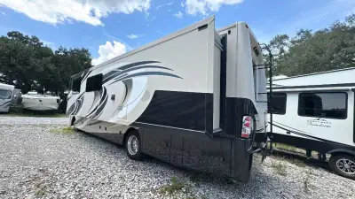 2017 Thor Motor Coach Miramar 34.2 photo 4