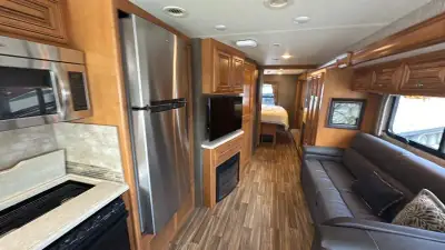 2017 Thor Motor Coach Miramar 34.2 photo 21