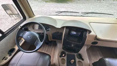 2017 Thor Motor Coach Miramar 34.2 photo 13
