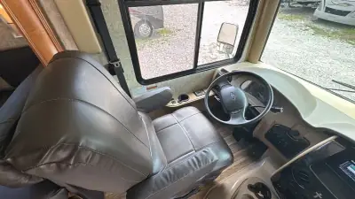 2017 Thor Motor Coach Miramar 34.2 photo 12