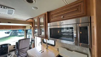 2017 Thor Motor Coach Miramar 34.2 photo 49