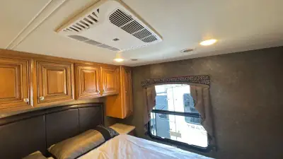 2017 Thor Motor Coach Miramar 34.2 photo 32