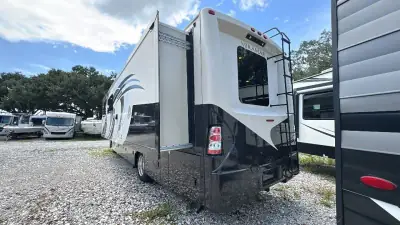 2017 Thor Motor Coach Miramar 34.2 photo 5