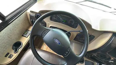 2017 Thor Motor Coach Miramar 34.2 photo 14