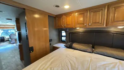2017 Thor Motor Coach Miramar 34.2 photo 35