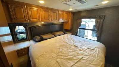 2017 Thor Motor Coach Miramar 34.2 photo 30
