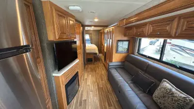 2017 Thor Motor Coach Miramar 34.2 photo 22