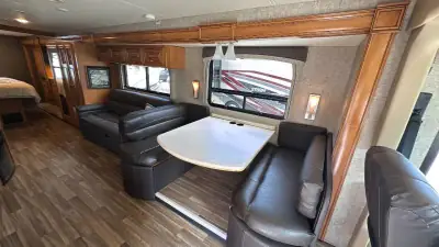2017 Thor Motor Coach Miramar 34.2 photo 19
