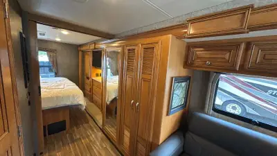 2017 Thor Motor Coach Miramar 34.2 photo 23