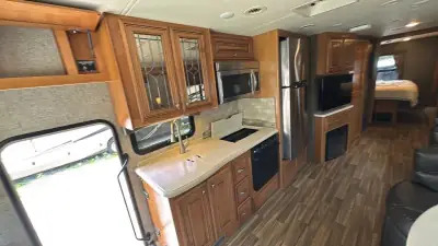 2017 Thor Motor Coach Miramar 34.2 photo 20