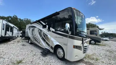 2017 Thor Motor Coach Miramar 34.2 photo 2