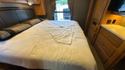 2017 Thor Motor Coach Miramar 34.2 photo 31