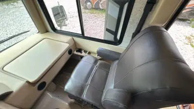 2017 Thor Motor Coach Miramar 34.2 photo 11