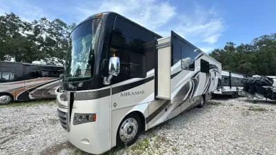 2017 Thor Motor Coach Miramar 34.2 photo 3