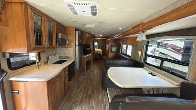 2017 Thor Motor Coach Miramar 34.2 photo 18