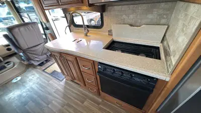 2017 Thor Motor Coach Miramar 34.2 photo 48