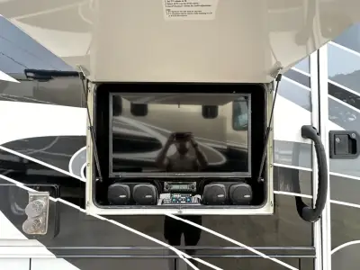 2019 Forest River Georgetown XL 369DS photo 3