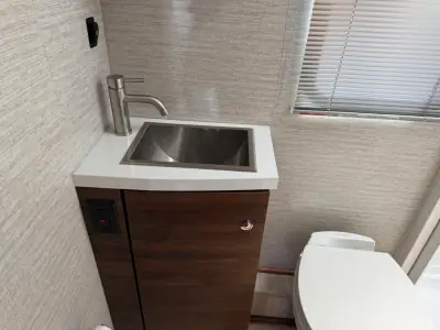 2021 Winnebago NAVION 24D photo 22
