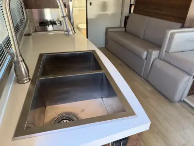 2021 Winnebago NAVION 24D photo 11