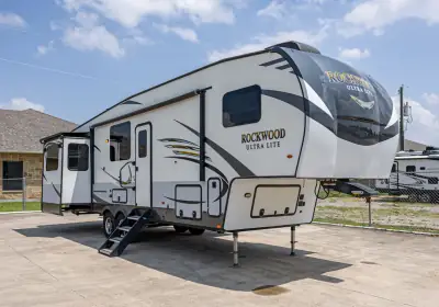 2020 Forest River Rockwood Ultra Lite 2898KS photo 2