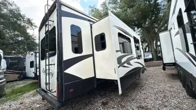 2018 Heartland Big Country Fifth Wheel 3560SS photo 9