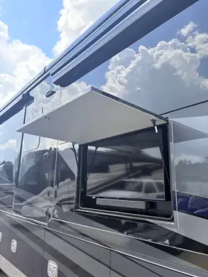 2025 Tiffin Motorhomes Zephyr 45 PZ photo 9