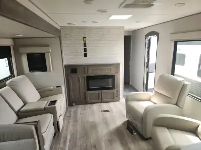 2024 Coachmen Catalina Legacy Edition 303RKDS photo 3